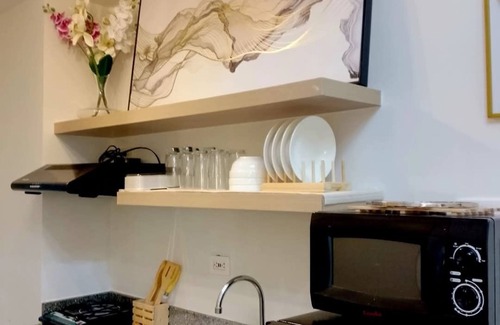Las Pinas Copropriété | Cozy 1-bedroom condo with Golden Hour balcony view and WiFi