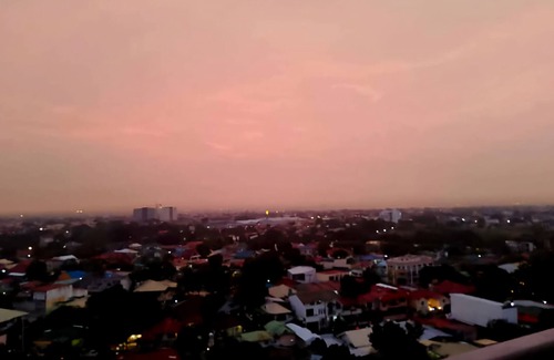 Las Pinas Copropriété | Cozy 1-bedroom condo with Golden Hour balcony view and WiFi