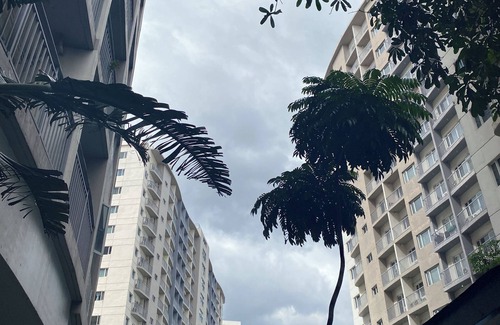 Las Pinas Copropriété | Cozy 1-bedroom condo with Golden Hour balcony view and WiFi