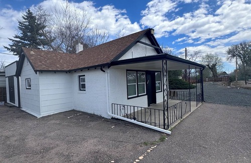 West Gate Maison | Cozy 1-bedroom house with WiFi, AC in charming Lakewood. Close to Red Rocks!