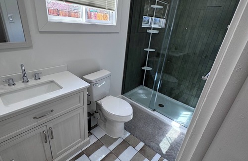 West Gate Maison | Cozy 1-bedroom house with WiFi, AC in charming Lakewood. Close to Red Rocks!