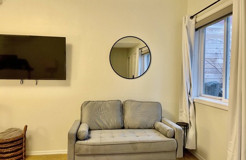 Arbor Heights Maison | Cozy 1 bedroom mother in law - private jacuzzi, near beach/parks