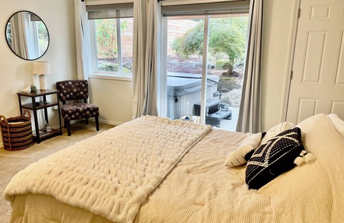 Arbor Heights Maison | Cozy 1 bedroom mother in law - private jacuzzi, near beach/parks