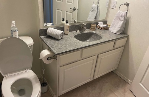 Arbor Heights Maison | Cozy 1 bedroom mother in law - private jacuzzi, near beach/parks