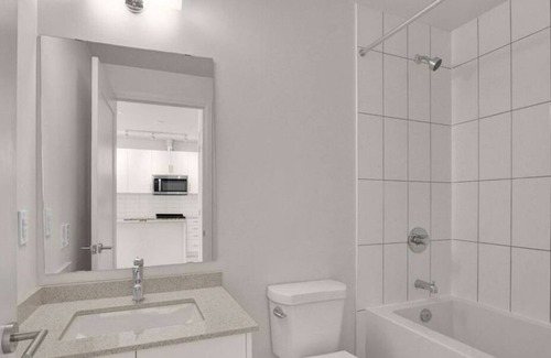 Oakville Copropriété | Cozy 1 bedroom plus Den with all amenities in charming Oakville