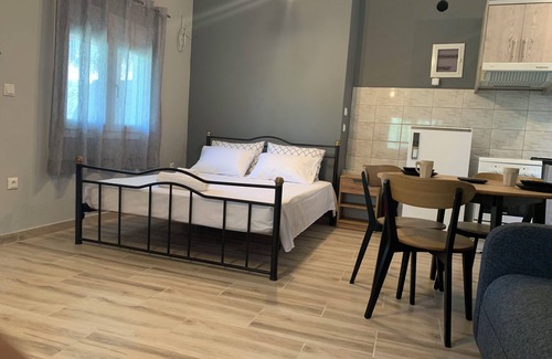 Platamonas Appartement | Cozy 1-bedroom Studio in charming Πλαταμώνας with WiFi, AC