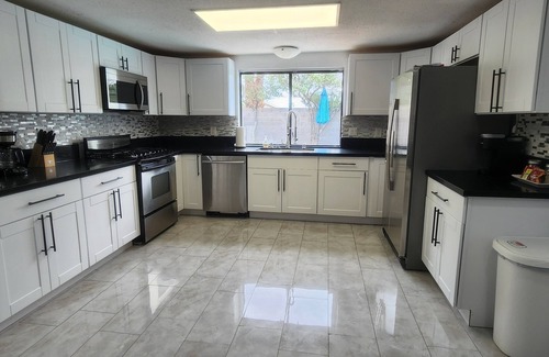 Paradise Maison | Cozy 1 story centrally located home w pool 31 days mini