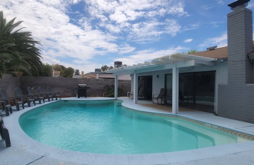 Paradise Maison | Cozy 1 story centrally located home w pool 31 days mini
