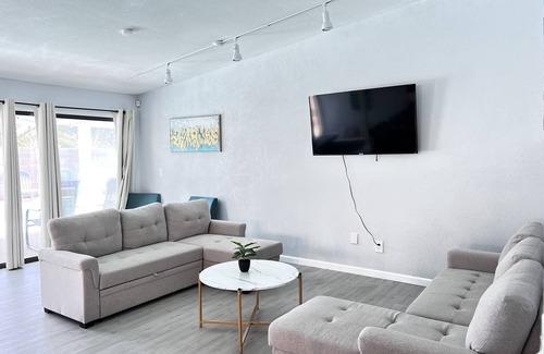 Paradise Maison | Cozy 1 story centrally located home w pool 31 days mini