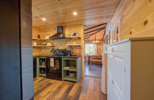 North Windham Cabine | Cozy 100-year-old Maine camp, steps to Little Sebago Lake