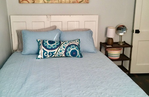 Conway Cottage | Cozy 1930's Retro Cottage Downtown