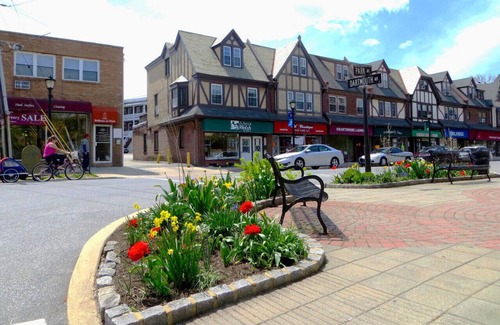 Swarthmore Appartement | Cozy 1B/1B Cottage in Town Center Swarthmore w/ Doorstep Parking!