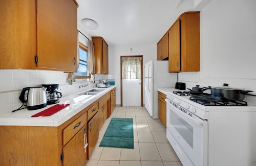 Alhambra Villa | Cozy 1B1b Downtown Retreat Balcony + Free Parking A