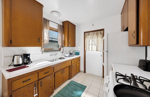 Alhambra Villa | Cozy 1B1b Downtown Retreat Balcony + Free Parking A