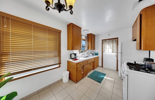 Alhambra Villa | Cozy 1B1b Downtown Retreat Balcony + Free Parking A