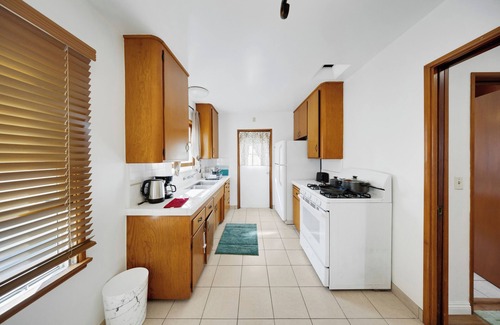 Alhambra Villa | Cozy 1B1b Downtown Retreat Balcony + Free Parking A