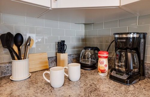 Downtown Des Moines Appartement | Cozy 1B1B w/Wi-Fi, Balcony Views, Coffee + Parking