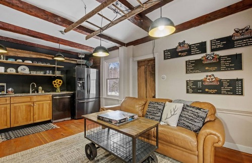 Gilmanton Autre | COZY 1BDR on Working Farm~Mini Cows + Soaking Tub