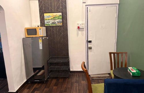 Pali Hill Appartement | Cozy 1BHK apartment at off Linking road, in enchanting Bandra west, Mumbai.