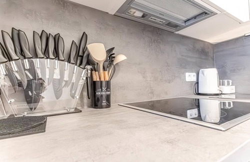 Favoriten Appartement | Cozy 1BR+1LV Apt. Steps Away from Reumannplatz U1