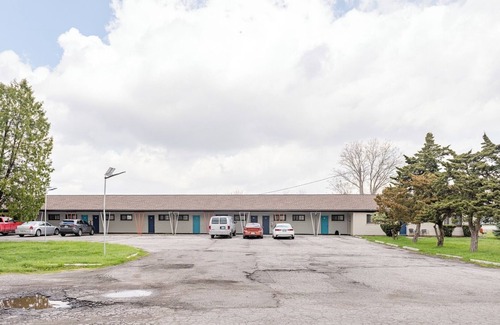 Riverview Appartement | Cozy 1BR Apt | AC and Parking | Brownstown