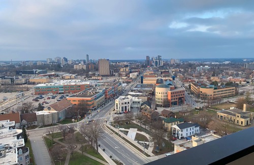 Waterloo Copropriété | Cozy 1BR Condo w/ In-Suite Laundry, Gym, Free Parking and Full Kitchen