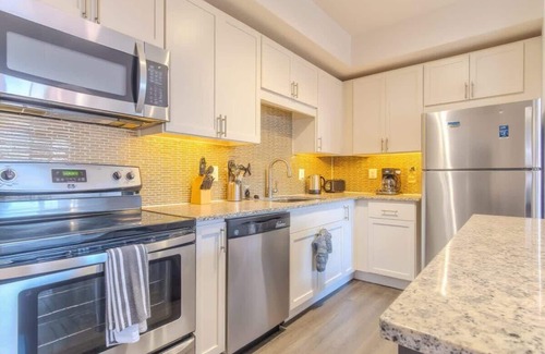 Irving Appartement | Cozy 1BR King Suite | Pool, Gym & Parking 01