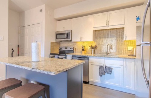 Irving Appartement | Cozy 1BR King Suite | Pool, Gym & Parking 01