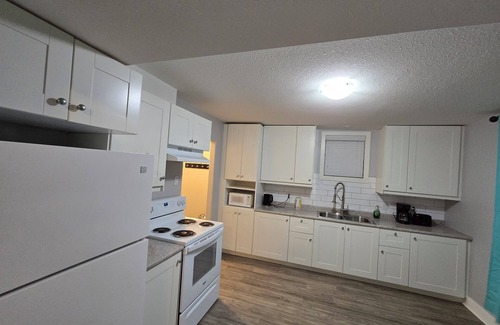 Medicine Hat Maison | Cozy 1BR Suite | Free Wi-Fi + Netflix | Near Downtown Medicine Hat