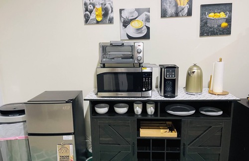 Washington Maison | Cozy 1st Fl inside 4 level Townhome in DC w/private entrance, WiFi & onsite W/D