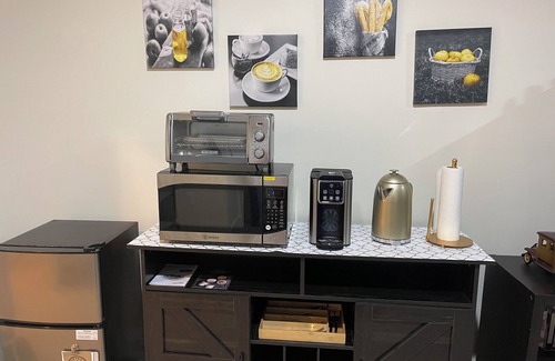 Washington Maison | Cozy 1st Fl inside 4 level Townhome in DC w/private entrance, WiFi & onsite W/D