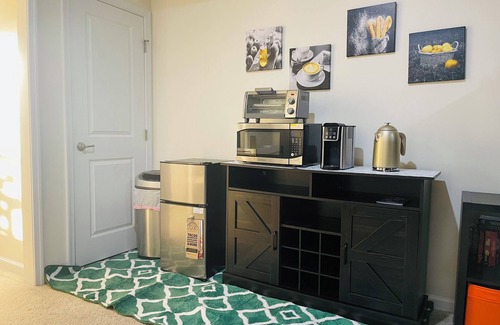Washington Maison | Cozy 1st Fl inside 4 level Townhome in DC w/private entrance, WiFi & onsite W/D