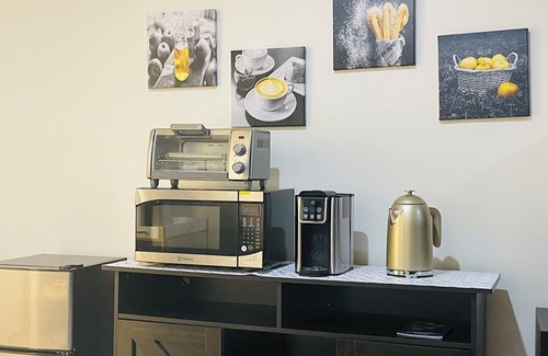 Washington Maison | Cozy 1st Fl inside 4 level Townhome in DC w/private entrance, WiFi & onsite W/D