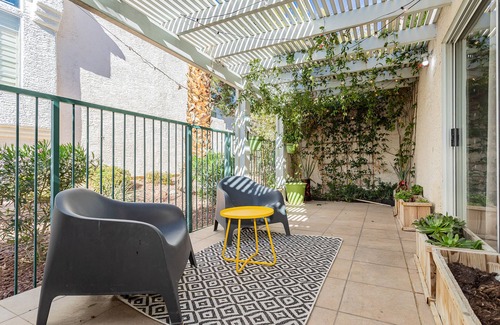 Spring Valley Maison | Cozy 2/2/.5 Townhome just 3 miles from Vegas Strip
