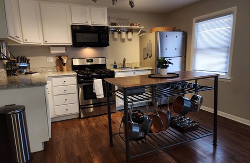 Geneva Appartement | Cozy 2 bd/1ba upper apt -Free WIFI, parking -1mi to Geneva 3rd & Chicago Metra