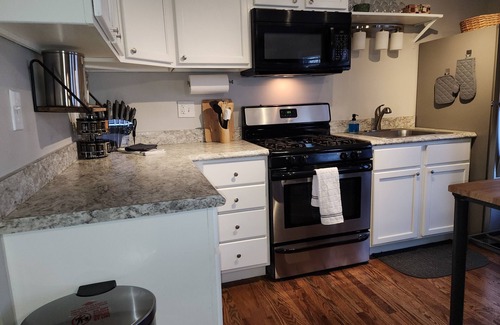 Geneva Appartement | Cozy 2 bd/1ba upper apt -Free WIFI, parking -1mi to Geneva 3rd & Chicago Metra