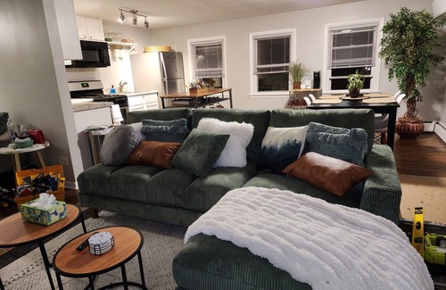 Geneva Appartement | Cozy 2 bd/1ba upper apt -Free WIFI, parking -1mi to Geneva 3rd & Chicago Metra