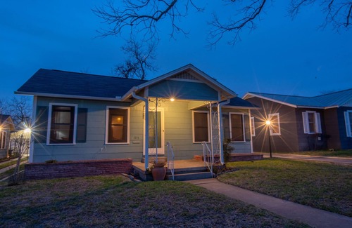 Highland Park Maison | Cozy 2 Bdrm/1 Bath/Pet Friendly Home Close To Downtown.
