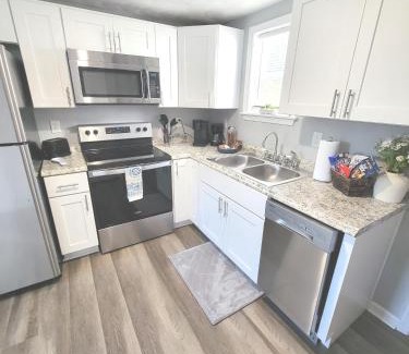 Portsmouth Maison | Cozy 2 Bdrm Cottage King bed