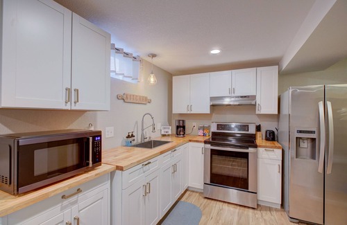 South Westminster Maison | ꧁ Cozy, 2 bed & 1 bath Lower Level Suite ꧂