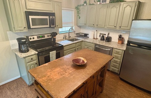 Bryan Place Maison | Cozy 2 Bed/2 Bath House with Fenced Yard