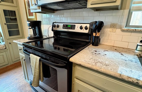 Bryan Place Maison | Cozy 2 Bed/2 Bath House with Fenced Yard