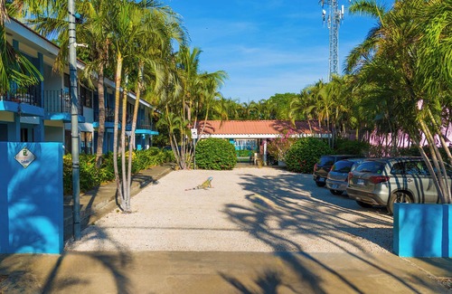 Coco Copropriété | Cozy 2 Bedroom Condo with AC and Pool in the Desirable Las Palmas Neighborhood