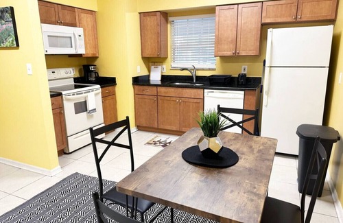 Pleasant Street Appartement | Cozy 2 Bedroom 1 Bathroom Downtown Bungalow