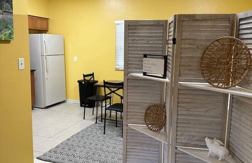 Pleasant Street Appartement | Cozy 2 Bedroom 1 Bathroom Downtown Bungalow