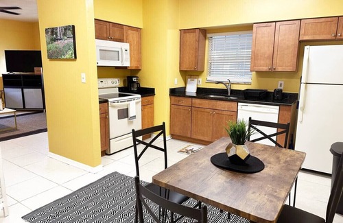Pleasant Street Appartement | Cozy 2 Bedroom 1 Bathroom Downtown Bungalow