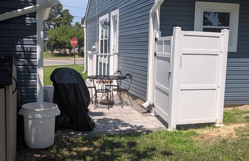 North Cape May Maison | Cozy 2-bedroom 1 bath cottage in charming North Cape May. Short walk to the bay.