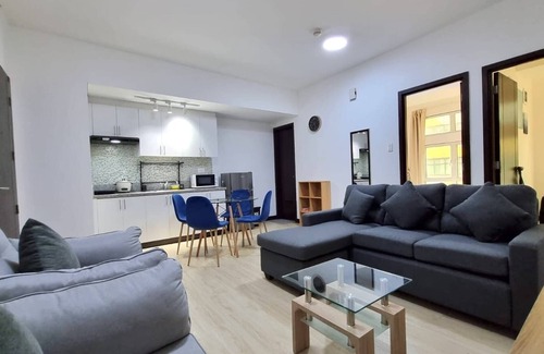 Bangkal Copropriété | Cozy 2-Bedroom 2-Bath condo San Lorenzo Place Makati WiFi 4KM NAIA