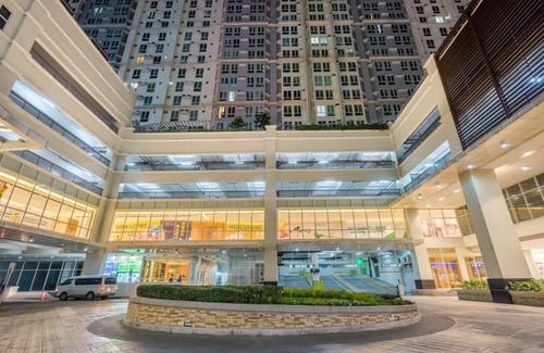 Bangkal Copropriété | Cozy 2-Bedroom 2-Bath condo San Lorenzo Place Makati WiFi 4KM NAIA