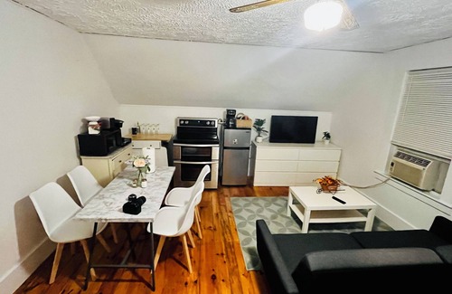 North Andover Appartement | Cozy 2-Bedroom Apartment with Summer Pool Access